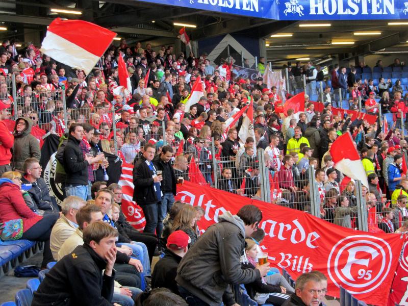 Hamburger SV - Fortuna Düsseldorf, 1. Bundesliga, 2012/13, 30. Spieltag -
Anstoß: 20.04.2013 15:30 Uhr - Stadion: Imtech-Arena, Hamburg - Zuschauer: 57000 (ausverkauft) - Schiedsrichter:
Robert Hartmann (Wangen) - 1:0 van der Vaart (14., Kopfball) , 2:0 van der Vaart (20., Rechtsschuss, Jiracek), 2:1 Schahin (34., Kopfball, Bellinghausen) —