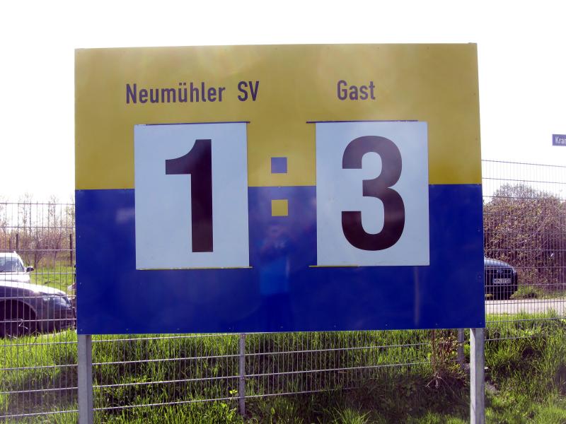 Neumühler SV 1946 - SG Roggendorf 96, Landesliga MV West, Nachholespiel vom 16. Spieltag - Anstoss: 01.05. 2013, 15:00 Uhr - Schiedsrichter: Schünemann (Schwerin) - Zuschauer: 92 - 0:1 Mett (13.), 0:2 Holland (24.), 1:2 Fabianke (63.), 1:3 Schwarz (90.)