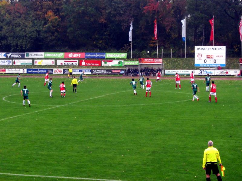 FC Anker Wismar - FC Schönberg 95, Landespokal M-V, Runde 3 - FC Anker vs. FC Schönberg 95 - Anstoss: 12.10. 2013, 14:00 Uhr - Kurt-Bürger-Stadion - Schiedsrichter: Semrau - Zuschauer: 1.037 - 1:0, 2:0 Lange (19., 50.), 2:1 Henning (58.), 3:1 Schiewe (65.)