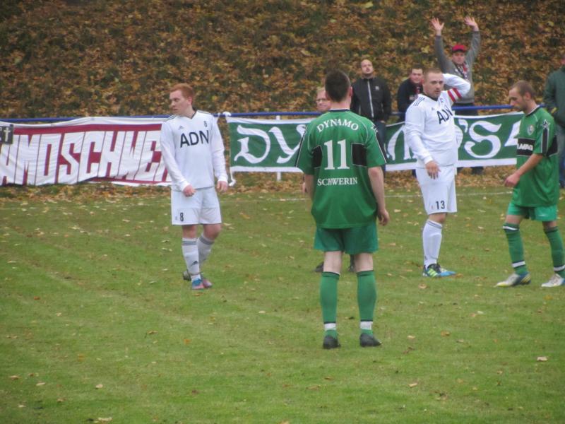 SG Roggendorf 96 II - SG Dynamo Schwerin IV, 1. Kreisklasse SN-NWM Staffel I, 6. Spieltag - Anstoss: 19.10. 2013, 16:00 Uhr - Schloßpark Roggendorf - Schiedsrichter: Manfred Westphal (Schwerin) - Zuschauer: 88 - 0:1 (49.), 0:2 (66.), 0:3 (77.), 1:3, 2:3 F. Illgen (84., 88.)