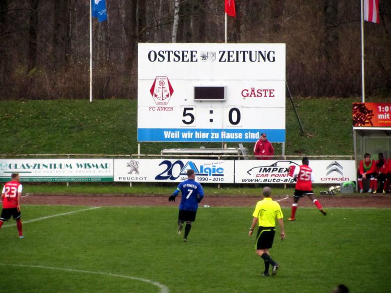 FC Anker Wismar - SV Waren 09, Verbandsliga M-V, 14. Spieltag - Anstoss: 30.11. 2013, 13:00 Uhr - Kurt-Bürger-Stadion - Zuschauer: 768 - Schiedsrichter: Schulze - Tore: 1:0 Bröcker (12.), 2:0 Lange (23.), 3:0 Schiewe (51.), 4:0 Bröcker (57.), 5:0 Lange (78.)