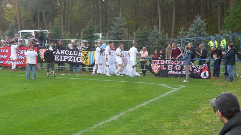 Malchower SV 90 - BFC Dynamo, BFC-Spieler bedanken sich bei den Fans.