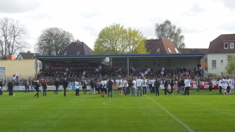 Malchower SV 90 - BFC Dynamo, Spieler, Trainerteam und Betreuerstab feiern mit den BFC-Fans.