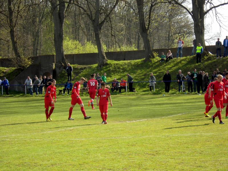 SG Roggendorf 96 - FSV Bentwisch, Verbandsliga M-V, 23. Spieltag - Anstoss: 20.04. 2014, 15:00 Uhr - Schloßpark Roggendorf - Schiedsrichter: Karnatz - Zuschauer: 218 - 0:1 Schröpfer (8.), 0:2 Vu Minh (11.), 1:2 Schulz (FE., 17.), 2:2 Holland (38.), 2:3 Schröpfer (50.), 3:3 Holland (51.), 3:4 Knaak (90. + 3.)