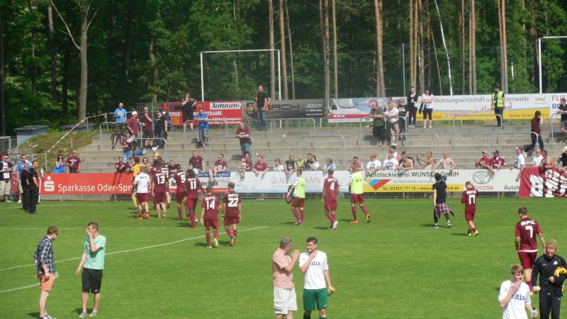FSV Union Fürstenwalde - BFC Dynamo, BFC-Spieler bedanken sich bei den Fans.