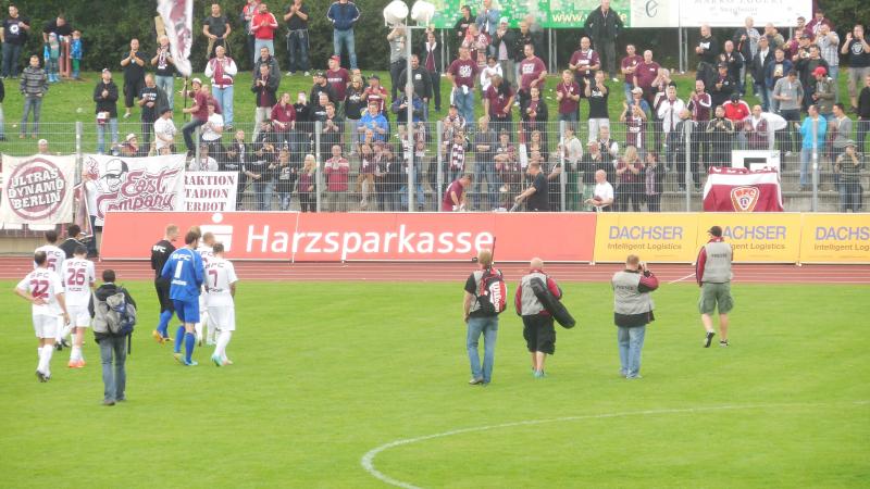VfB Germania Halberstadt - BFC Dynamo, BFC-Spieler bedanken sich bei den Fans.