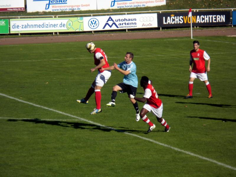 FC Anker Wismar - FC Pommern Stralsund, Verbandsliga MV, 8. Spieltag - Anstoss: 04.10.2014, 14:00 Uhr - Kurt-Bürger-Stadion - Zuschauer: 225 - Schiedsrichter: Voß (Schwerin) - 7:0 (3:0), Tore: (11\', 41\') Abdoul Baraka Traore (19\', 51\') Ivanir Abelha Pais Rodrigues (84\') Guillaume Salzard (88\') Paul Maletzke (89\') Phil Skeip