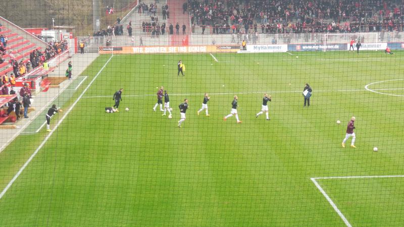 1. FC Union Berlin II - BFC Dynamo, Die BFC-Mannschaft läuft ein und wird lautstark begrüßt von den eigenen Fans.