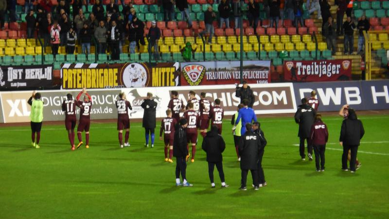 BFC Dynamo - FSV Zwickau, Spieler bedanken sich bei den Fans.