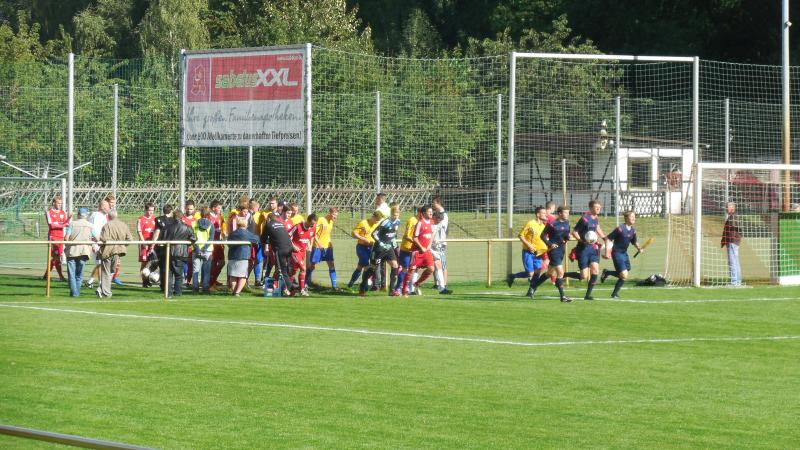 SC Eintracht Miersdorf/Zeuthen - BSV Guben Nord, Einlauf der Mannschaften.