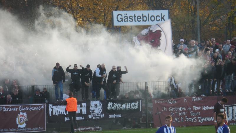 Hertha BSC II - BFC Dynamo, Rauch im Gästeblock.