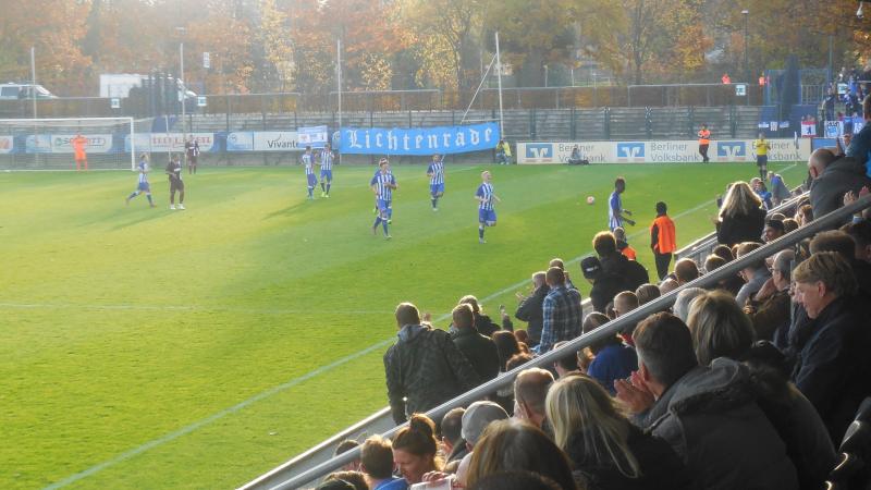 Hertha BSC II - BFC Dynamo, Der 3:3 Ausgleich wird auf der Heimseite gefeiert.