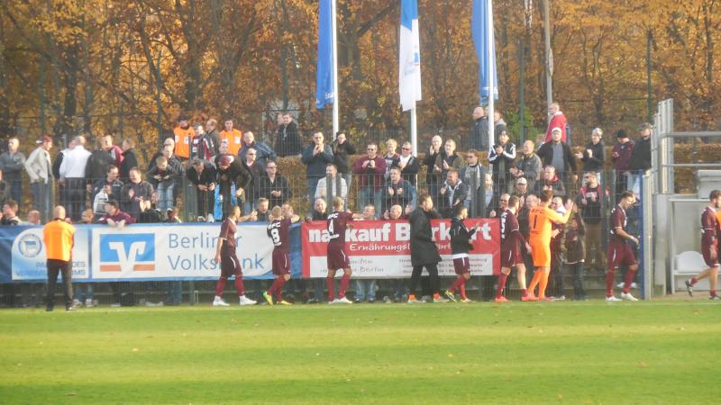 Hertha BSC II - BFC Dynamo, BFC-Spieler bedanken sich bei den Fans.