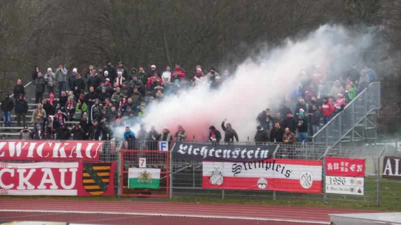 FSV Zwickau - BFC Dynamo, Ein wenig Rauch im Heimbereich.